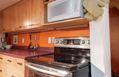 Shawnigan Lake Apartment | Spacious character suite! Close to local private schools, dining and more!