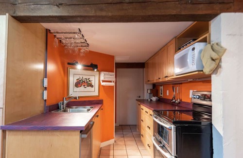 Shawnigan Lake Apartment | Spacious character suite! Close to local private schools, dining and more!