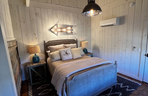 Rising Fawn Cabin | Nick's Place- cabin with pond, fireplaces, fire pit, and ping pong table!