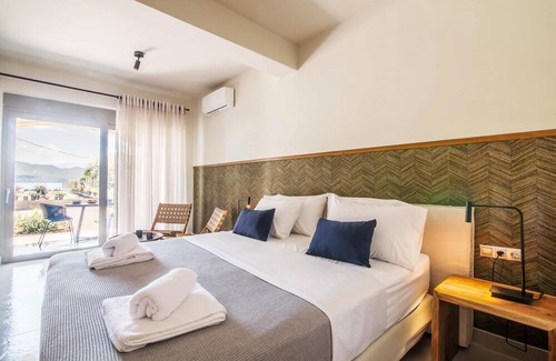 Episkopos House | Sea & Pool View Suite