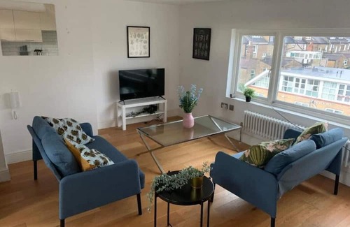 Kilburn Apartment | Delightful Ensuite- 1C Charteris