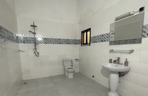 Cocody Villa | Villa Charmante Avec 3 Chambres et Salles de Bains Privées au Centre D'abidjan !