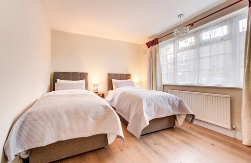Cleveland Apartment | This apartment is a 2 bedroom(s), 1 bathrooms, located in London, England.