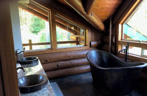 Eugene House | Spectacular log lodge on 5 acres of parkland 10 minutes from the city of Eugene