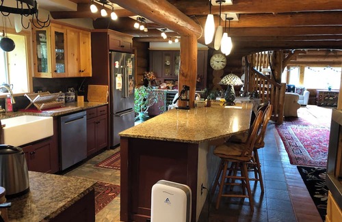 Eugene House | Spectacular log lodge on 5 acres of parkland 10 minutes from the city of Eugene