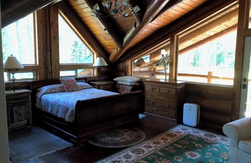 Eugene House | Spectacular log lodge on 5 acres of parkland 10 minutes from the city of Eugene