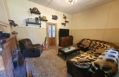 Halls Gap House | Renovated old farmhouse on 1 acre, in the centre of town, with creek and views!