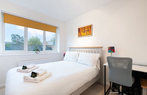 Marlow House | Cosy Place with Free Parking I Pass The Keys