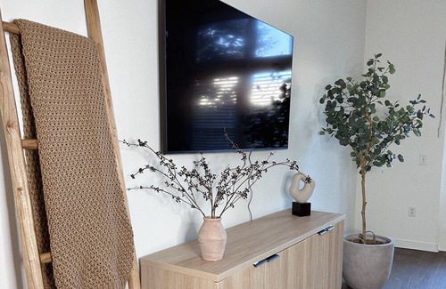 Pasadena Apartment | Spacious Retro High Ceiling Home 3 mins to Oldtown