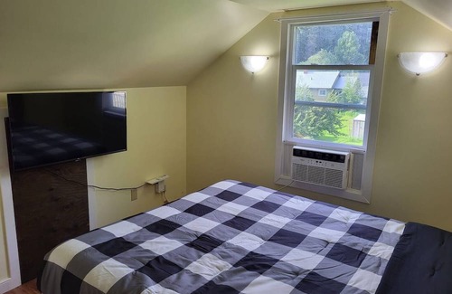 East Kootenay Apartment | (A)Quaint 2 bd apt w/view 4 guests