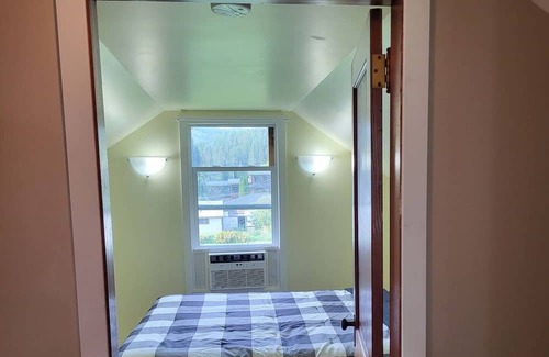 East Kootenay Apartment | (A)Quaint 2 bd apt w/view 4 guests