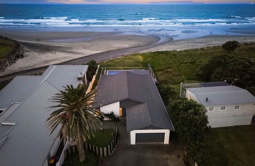 Waihi Beach House | ALL THE 3'S @ NUMBER 3