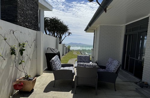 Waihi Beach House | ALL THE 3'S @ NUMBER 3