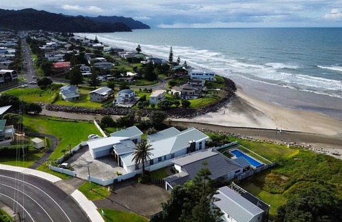 Waihi Beach House | ALL THE 3'S @ NUMBER 3