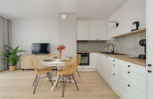 Jezyce Apartment | Elegant Apartment in Poznan by Renters