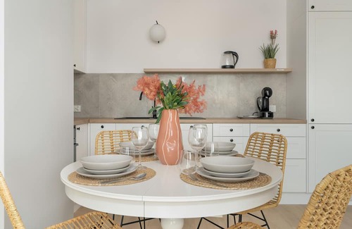 Jezyce Apartment | Elegant Apartment in Poznan by Renters