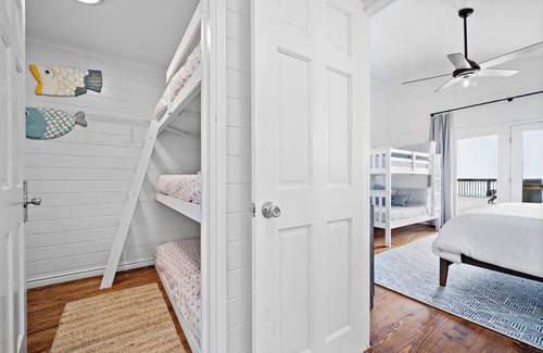 Freeport House | Secluded and roomy beachfront home with panoramic ocean views and huge deck