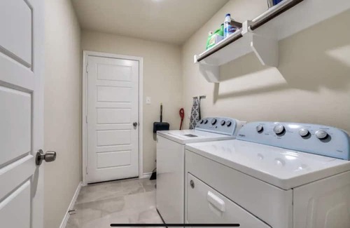 Grand Prairie House | Perfect for families Mins Away from AT&T Stadium, Globe life Field , and 6 Flags