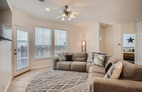 North Loop House | New Listing! 3/2 Centrally located Close to DT!