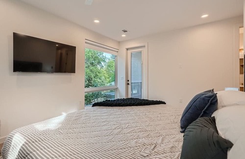 South Manchaca House | Custom New Build Central Austin Home Mins to DT