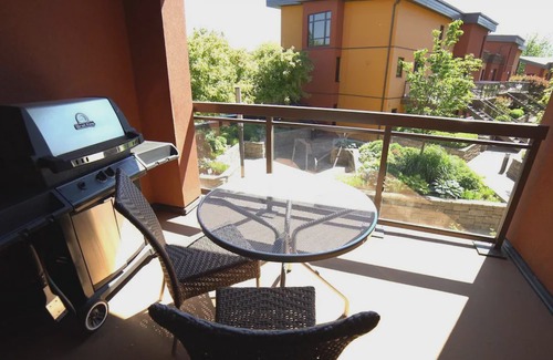 South Pandosy Condo | Relaxing Retreat Overlooking Playa's Quiet 3rd Floor Courtyard