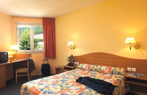 Nantua Hotel | Logis Hotel L'Embarcadère