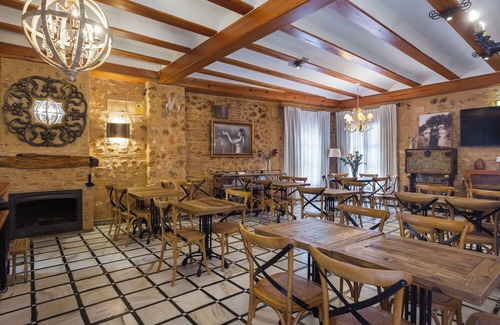 Villalonga House | Inn 'Suite Junior' with Private Terrace, Wi-Fi and Air Conditioning