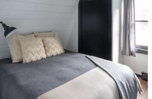 Austerlitz House | Renovated 4 BR 3 BA Barn; 30 mins to Hudson, 15 mins to the Berkshires!