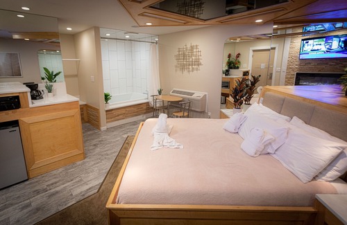 Downers Grove Hotel | Sybaris Pool Suites