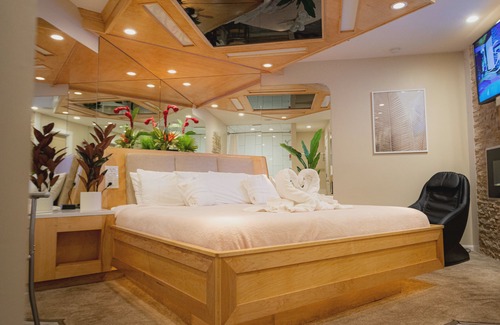 Downers Grove Hotel | Sybaris Pool Suites