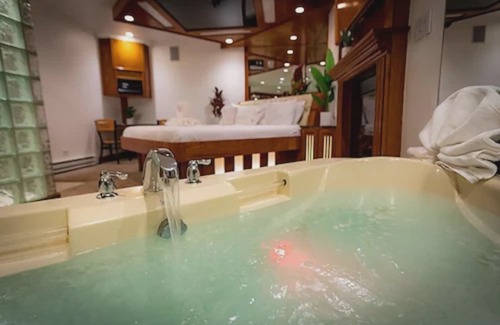 Downers Grove Hotel | Sybaris Pool Suites