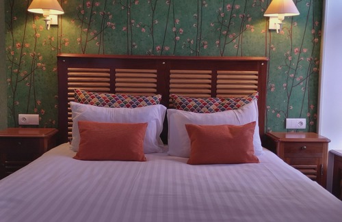 Saint-Vaast-la-Hougue Hotel | Logis Hotel Les Fuchsias