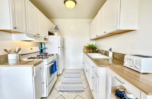 Sawtelle Condo | Minutes to Water Garden Tech Hub, Amazon, Oracle, LionsGate and Walking to Metro