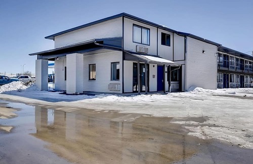 Rock Springs House | Ideal Mix of Comfort and Value! 3 Units with Free Parking, Pets are Allowed