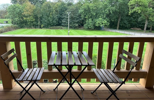 Krummendeich Apartment | Dyke love - Modern apartment on the Hundegutshof, ideal for a vacation with your dog