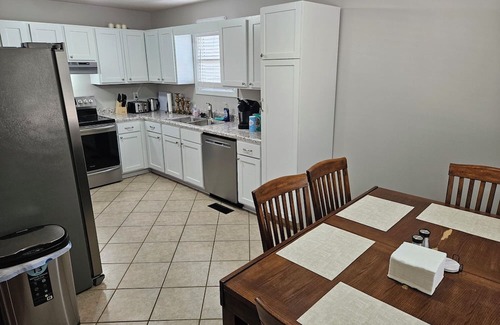 Paducah House | Clean, quiet & comfortable, 3 bed 2 bath pet friendly Paducah home near winery.
