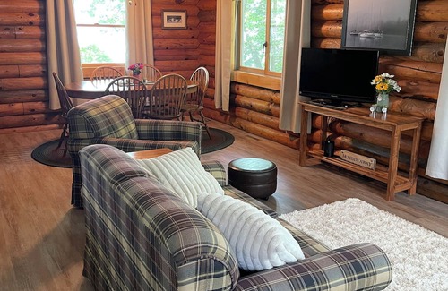 Turtle Lake Cabin | Beautiful lakeside log cabin on Horseshoe Lake