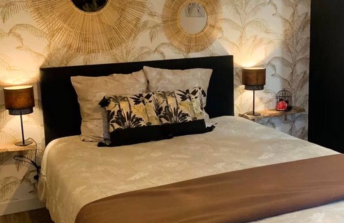 Saint-Michel-Mont-Mercure Bed & Breakfast | Guest Room 'Chambre Camélia' with Shared Garden and Wi-Fi