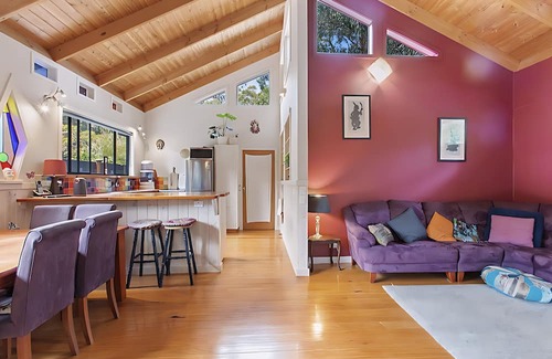Skenes Creek House | Peaceful, creative home in a lush bush setting, only 300m from the beach!