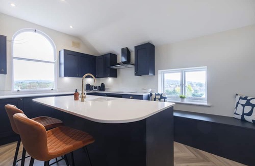 Cheltenham Apartment | Stunning 4 Bed Top Floor Apartment Close to Town