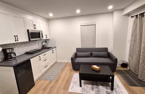 Churchill Meadows House | Fully furnished 1-bedroom suite Ground level unit, detached home with patio door