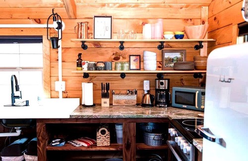 Lupton City Cabin | Relaxing Getaways to Chattanooga, Tennessee, in this Colorful Pet-Friendly Cabin