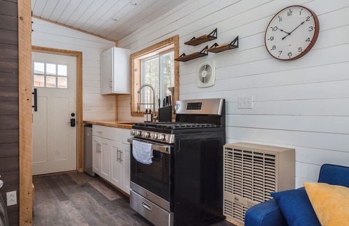 Jay House | Forest Bathing: Off-Grid Tiny Home, Pond w/Kayak