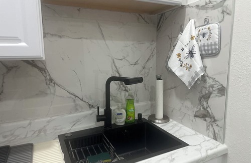 Fort Myers Apartment | Bright & Charming Room with All Amenities In delightful Fort Myers