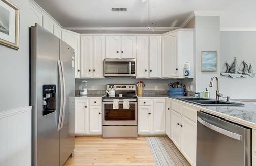 Folly Beach Condo | 2nd-floor retreat with screened porch, shared pool, WiFi, central AC & elevator