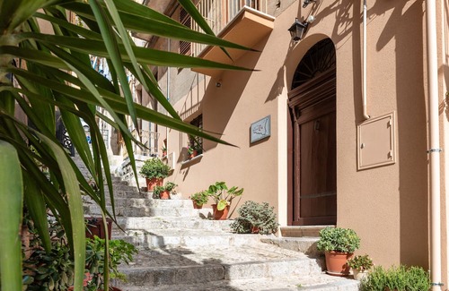 Caccamo Apartment | Deluxe Double Room with Wi-Fi and Air Conditioning