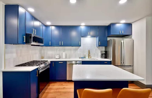 Burlington Apartment | Chic & Luxurious 1BD - Modern Apt. Near Downtown, Quick Walk to Bakery & Pizza!