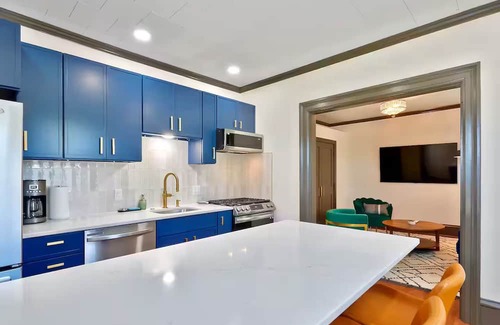 Burlington Apartment | Stylish & Modern 2BR - Luxurious + Historic Charm, Close to Downtown & Bakery