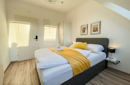 Favoriten Hotel | Stunning 12BR. Floor - Perfect for 24 People Group