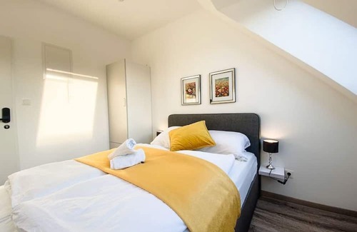 Favoriten Hotel | Stunning 12BR. Floor - Perfect for 24 People Group